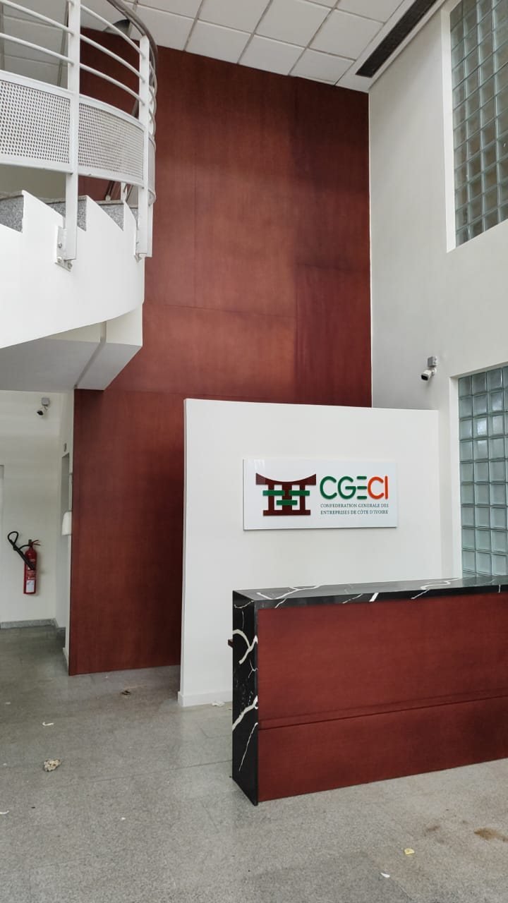 Accueil d'entreprise, habillage bois