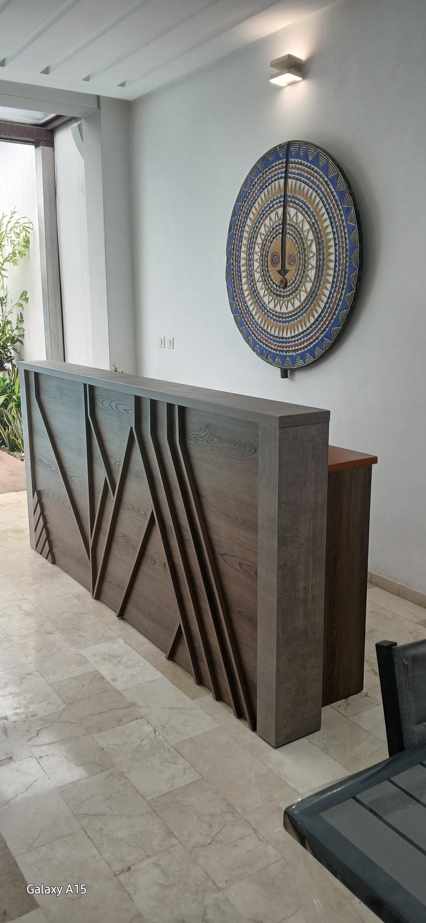 Console à motifs géométriques