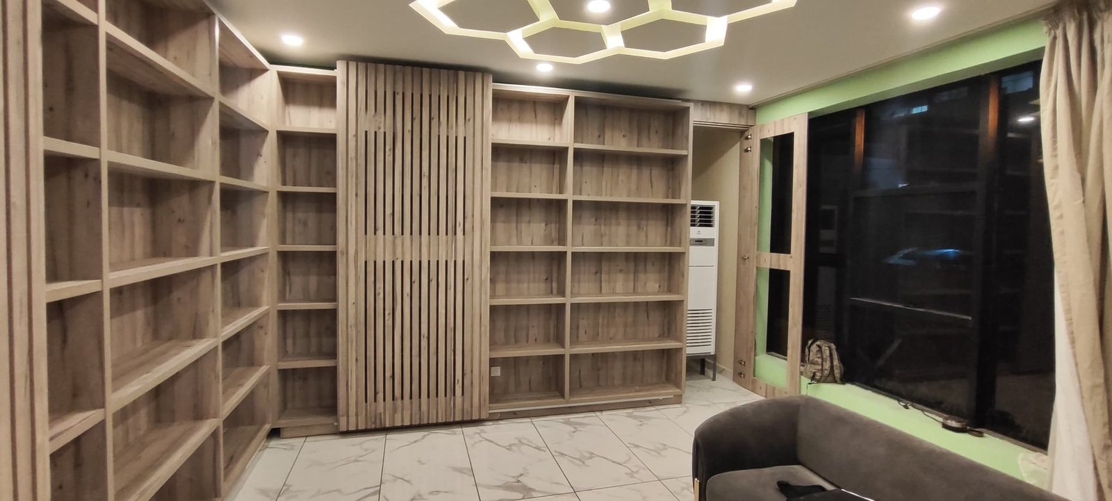 Salon habillage bois, vue 2