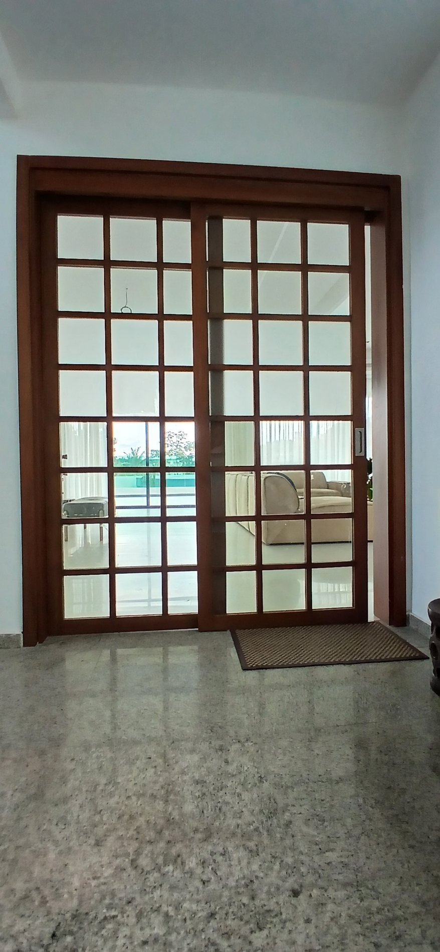 Porte avec grille de ventilation