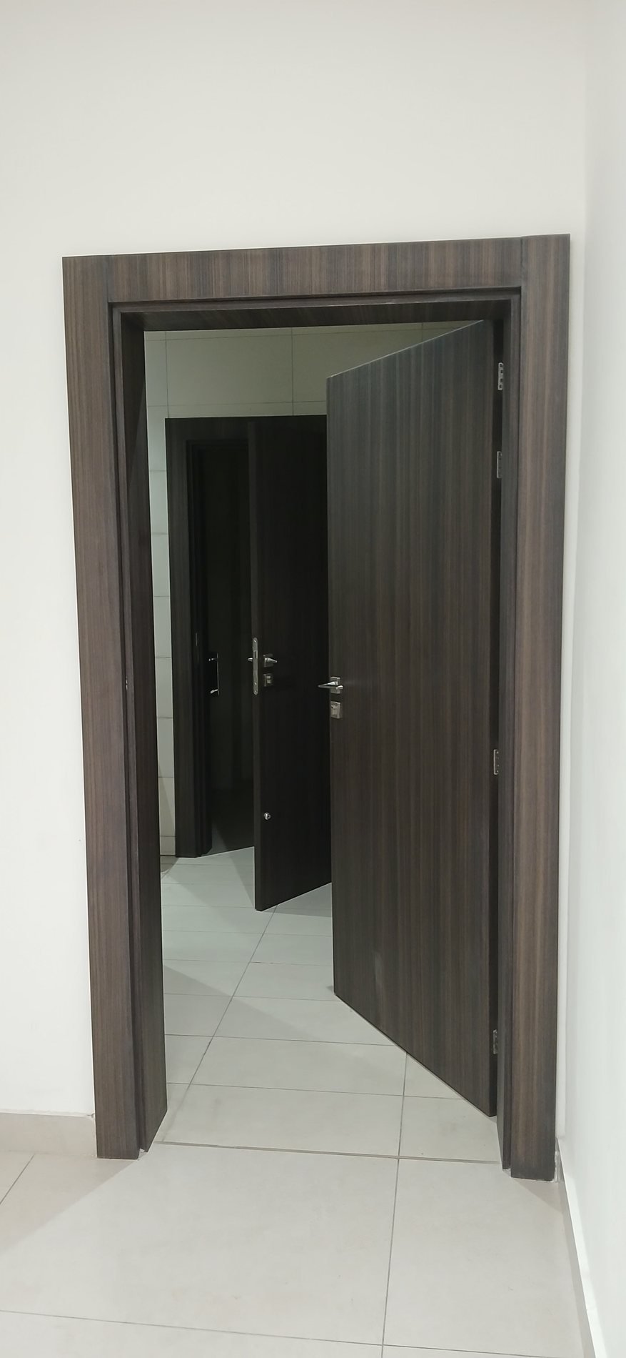 Porte intérieure sombre