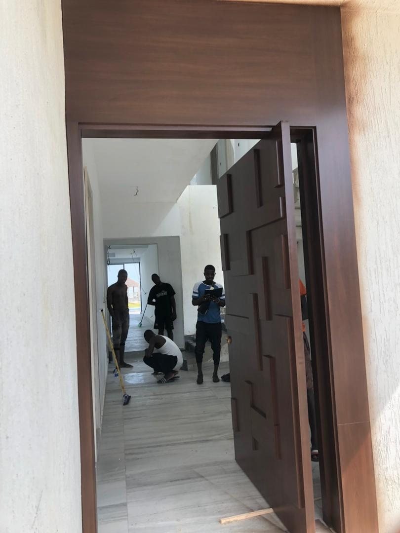 Porte d'entrée en cours d'installation