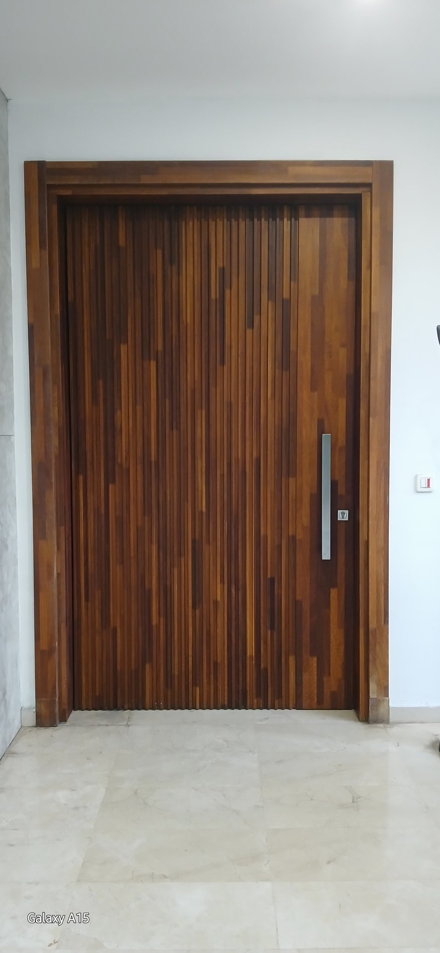 Porte à lattes verticales claires