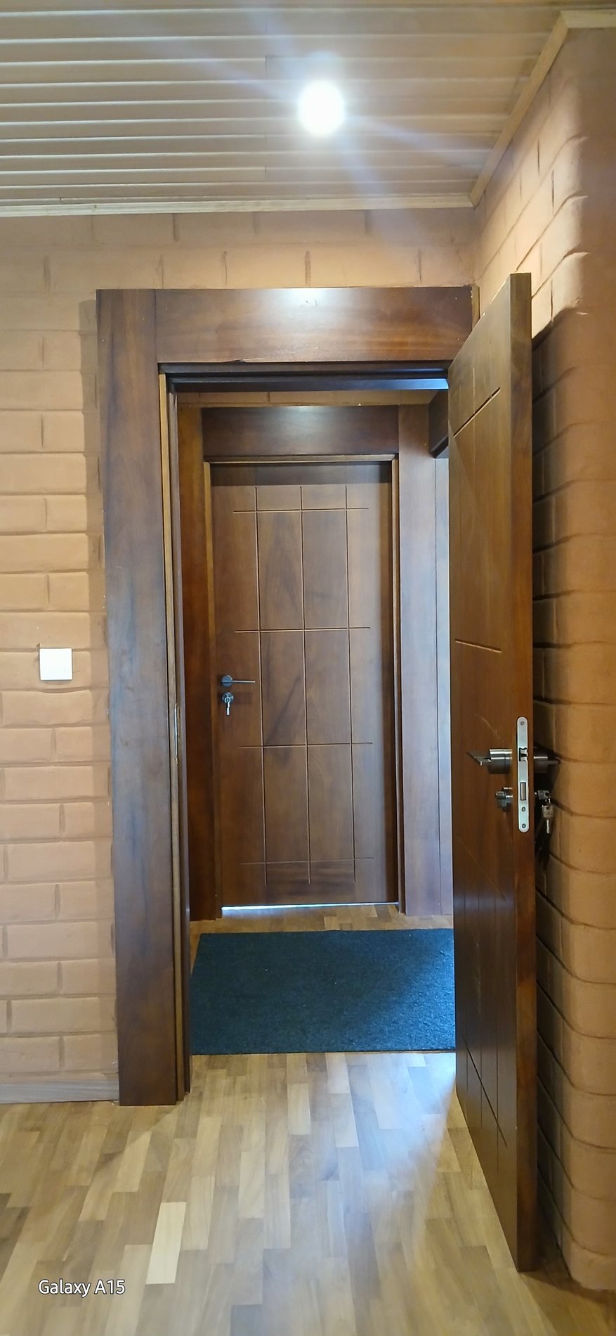 Porte vitrée dans un couloir