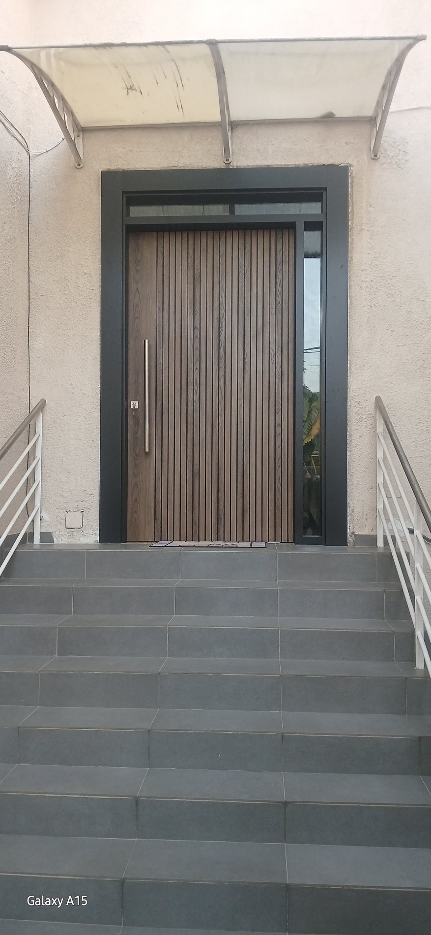 Porte d'entrée avec escalier