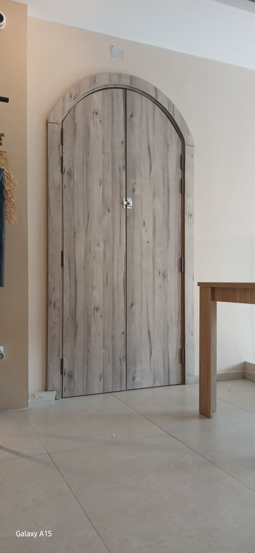 Porte cintrée en bois brut