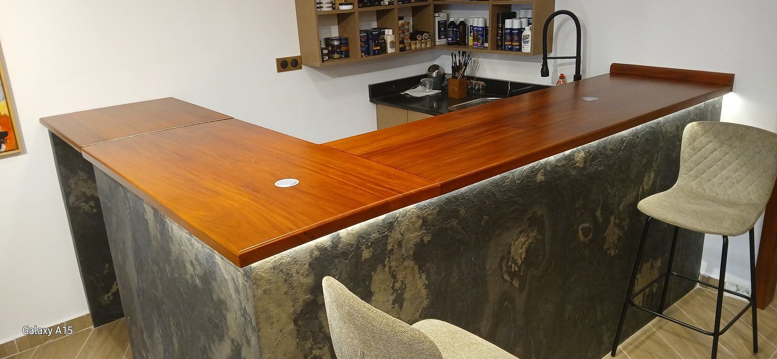Bar sur mesure en bois et pierre