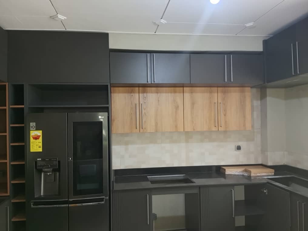 Cuisine rénovée, finitions bois