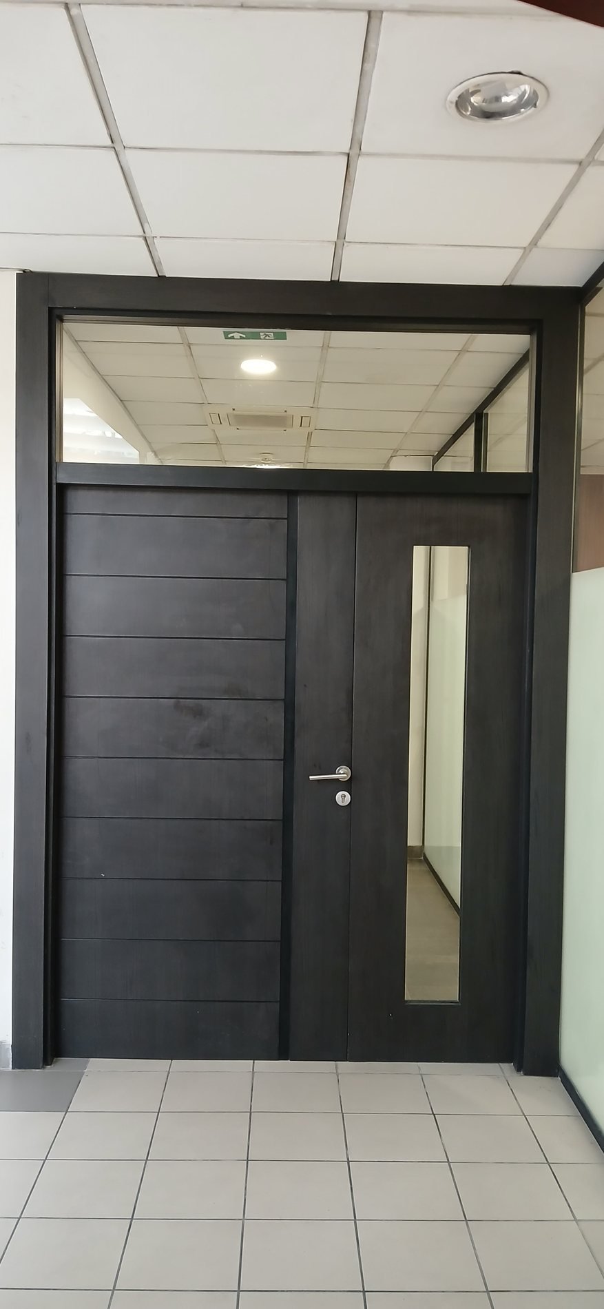 Porte d'accès vitrée, espace bureau